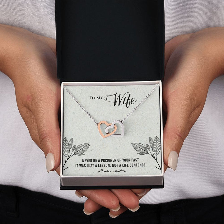 To My Wife | Never be a prisoner of your past - Interlocking Hearts Necklace