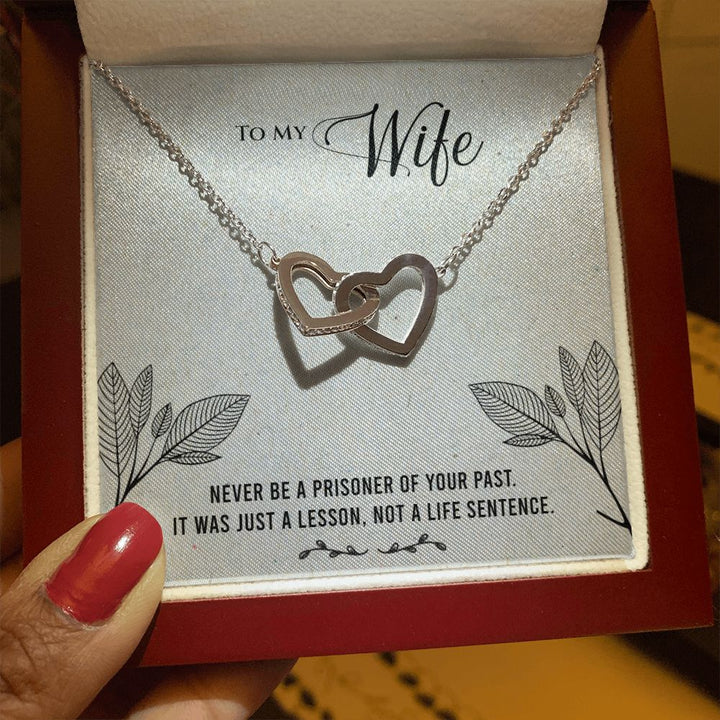 To My Wife | Never be a prisoner of your past - Interlocking Hearts Necklace